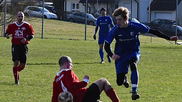 &Uuml;bersprungs-Handlung: Bad Kissingens Luis H&uuml;fner legt das Leder gekonnt am S&ouml;mmersdorfer Jan Brunner vorbei. Foto: Hopf