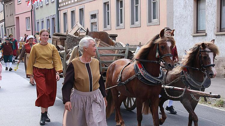 Mit Sack und Pack ziehen die Althäuser Bauern auf der Flucht vor den Schweden in die Stadt ein.