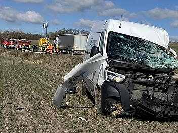 Sprinter stößt mit Sattelzug zusammen: Eine Person verletzt