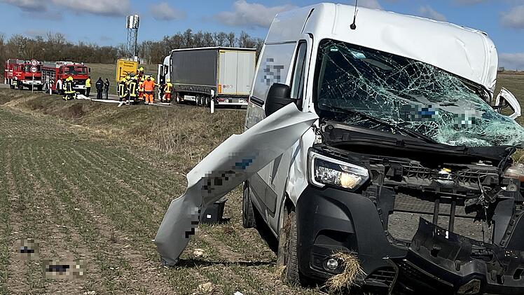 Sprinter stößt mit Sattelzug zusammen: Eine Person verletzt