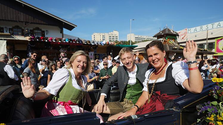M&uuml;nchens neuer Oberb&uuml;rgermeister Dominik Krause konnte bereits einige Wiesn-Erfahrungen sammeln: Als Zweiter B&uuml;rgermeister nahm der heute 36-j&auml;hrige unter anderem am Oktoberfest 2024 (Bild) teil.