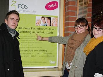 Sie sind glücklich, dass sie in der Nähe eine Fachoberschule haben und somit nur kurze Schulwege zu ihrer Bildungseinrichtung in Kauf nehmen müssen. Im Bild (von links): Christoph Grossmann, Alina Trautschold und Miriam Hanuschke. Foto: Veronika Schadeck