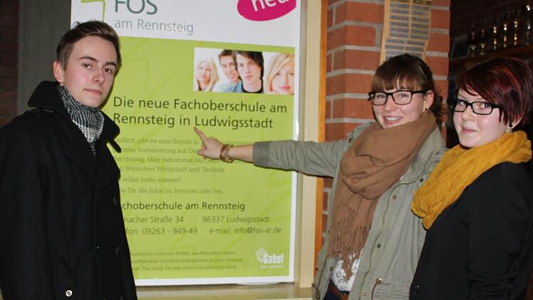 Sie sind glücklich, dass sie in der Nähe eine Fachoberschule haben und somit nur kurze Schulwege zu ihrer Bildungseinrichtung in Kauf nehmen müssen. Im Bild (von links): Christoph Grossmann, Alina Trautschold und Miriam Hanuschke. Foto: Veronika Schadeck