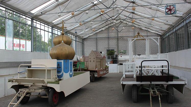 Im Palmenhaus warten die Wagen auf Blumenschmuck und Festzug.