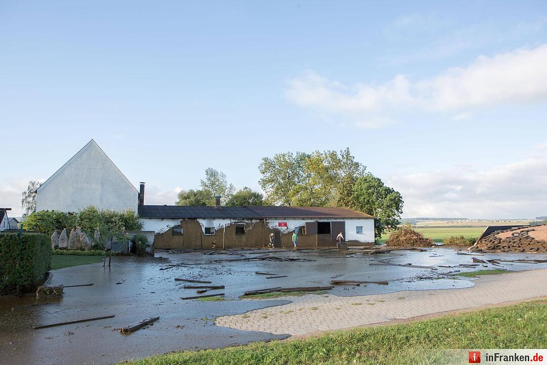 Güllebehälter platzt in Unterasbach
