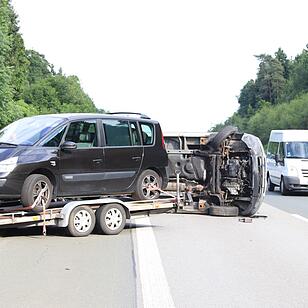 Transporter mit Anhänger kippt auf A73 bei Bamberg um