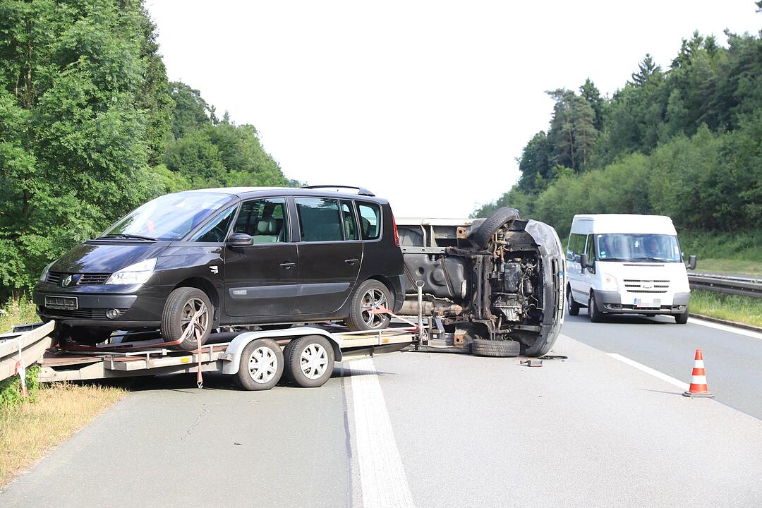 Transporter mit Anhänger kippt auf A73 bei Bamberg um