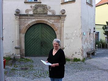 Monika Mennel vor dem Schönborn-Portal des Höchstadter Schlosses  .  Lothar Franz von Schönborn hatte ab 1711 das Schloss ausbauen lassen. Evi Seeger