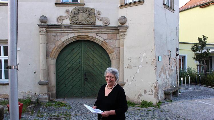 Monika Mennel vor dem Schönborn-Portal des Höchstadter Schlosses  .  Lothar Franz von Schönborn hatte ab 1711 das Schloss ausbauen lassen. Evi Seeger