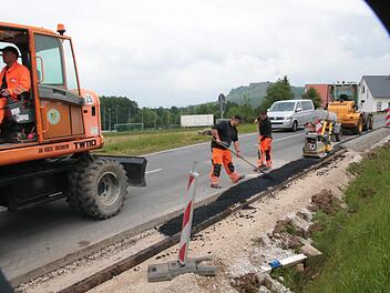 Noch ist die  Straße zwischen Wiesenthau und Schlaifhausen auf verengter Spur in beiden Richtungen befahrbar. Mit Beginn der Fahrbahnasphaltierung, die in den Sommerferien erfolgen soll, wird jedoch eine mehrtägige Vollsperrung notwendig. Foto: Josef Hofbauer