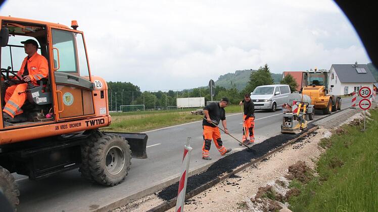 Noch ist die  Straße zwischen Wiesenthau und Schlaifhausen auf verengter Spur in beiden Richtungen befahrbar. Mit Beginn der Fahrbahnasphaltierung, die in den Sommerferien erfolgen soll, wird jedoch eine mehrtägige Vollsperrung notwendig. Foto: Josef Hofbauer