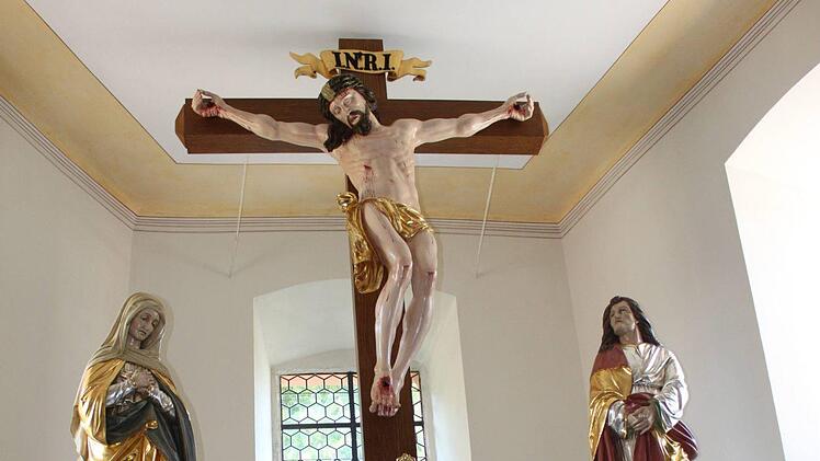 Beeindruckend ist das Kruzifix aus dem 17. Jahrhundert, die Figuren der Maria und des Johannes kamen 1901 dazu.