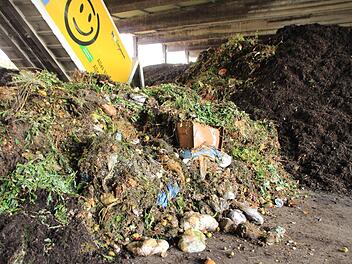 So wird der Biomüll in Medbach angeliefert. Es dauert nur Minuten, bis er abgedeckt wird. Foto: Andreas Dorsch