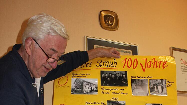 Seniorchef Michael Straub zeigt stolz eine Collage, die zum 100-jährigen Betriebsjubiläum gefertigt wurde.Birgit Will