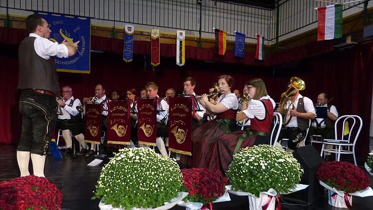 Der Musikverein Marktleugast mit Dirigent Peter Weiß. Foto: Klaus-Peter Wulf