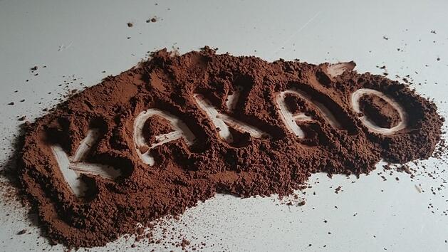 Eine hei&szlig;e Tasse Kakao vers&uuml;&szlig;t vielen Kindern den Moment. Zu viel Zucker im Kakaopulver kann aber sch&auml;dlich sein. &Ouml;ko-Test hat sich 13 Hersteller zur Brust genommen und kein gutes Ergebnis festgestellt. TinaKirk/pixabay.com