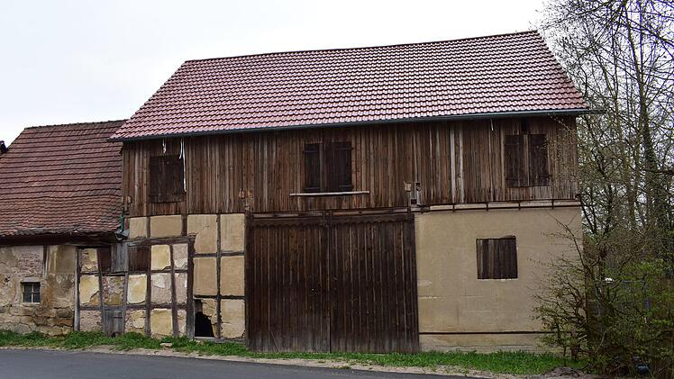 Das alte Schusteranwesen  in Oberlindelbach an der Straße in Richtung Etlaswind soll zu einem   Bürgerhaus werden. In den Scheunen könnte ein Tischtennis-  und Kickerbereich für die Jugend entstehen. Foto: Petra Malbrich