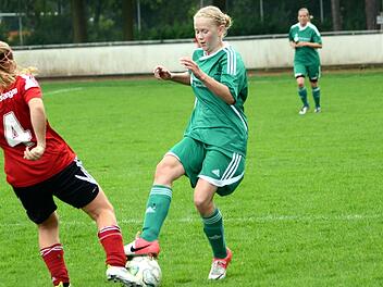 Christina Spörl (rechts) erzielte für den TSV Lonnerstadt den 0:1-Siegtreffer beim TSV Brand. Der Sieg verhindert den bereits feststehenden Abstieg aus der Bezirksoberliga aber nicht mehr. Archivfoto: herzopress