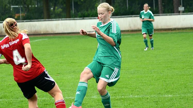 Christina Spörl (rechts) erzielte für den TSV Lonnerstadt den 0:1-Siegtreffer beim TSV Brand. Der Sieg verhindert den bereits feststehenden Abstieg aus der Bezirksoberliga aber nicht mehr. Archivfoto: herzopress