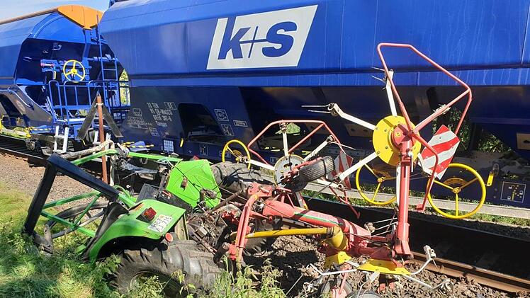 In Hessen sind ein G&uuml;terzug und ein Traktor kollidiert Foto: Bundespolizei Kassel