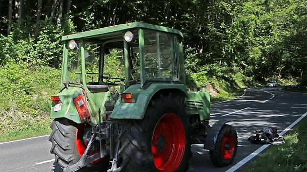Zwei Verletzte forderte am Donnerstag ein Unfall bei Wachenroth. Ein Auto raste in einen Traktor. Symbolfoto: NEWS5 / Herse