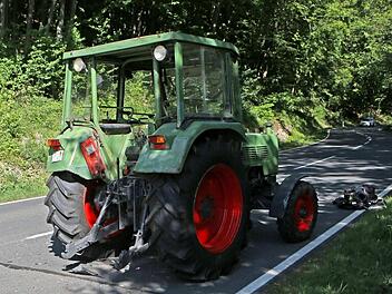 Zwei Verletzte forderte am Donnerstag ein Unfall bei Wachenroth. Ein Auto raste in einen Traktor. Symbolfoto: NEWS5 / Herse