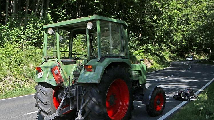 Zwei Verletzte forderte am Donnerstag ein Unfall bei Wachenroth. Ein Auto raste in einen Traktor. Symbolfoto: NEWS5 / Herse