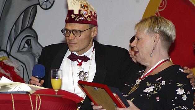FVF-Vize-Pr&auml;sident Andr&eacute; K&ouml;stner (links) &uuml;berraschte die ahnungslose Karin Kaiser (rechts) mit dem Till von Franken.