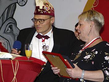 FVF-Vize-Präsident André Köstner (links) überraschte die ahnungslose Karin Kaiser (rechts) mit dem Till von Franken.
