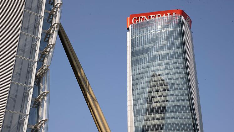 Werbeschild auf Hochhaus in Mailand umgestürzt