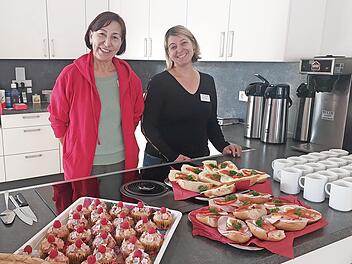Alima Ashetova (l.) und Ilka Vincz haben mit dem BRK-Team einiges vorbereitet.