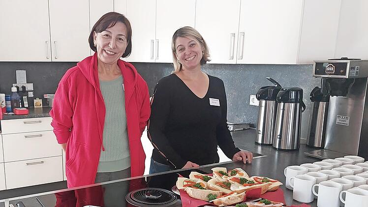 Alima Ashetova (l.) und Ilka Vincz haben mit dem BRK-Team einiges vorbereitet.