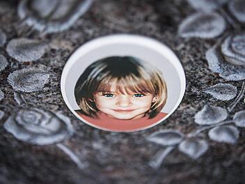 Dieses Bild von Peggy ist auf dem Grabstein für das vermisste Mädchen angebracht. Das Grab in Nordhalben ist leer. Ein Regensburger Journalist hegt den Verdacht, dass Peggy in den Osten verschleppt wurde und dort 2009 unter mysteriösen Umständen zu Tode kam. Foto: David Ebner, dpa