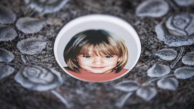Dieses Bild von Peggy ist auf dem Grabstein für das vermisste Mädchen angebracht. Das Grab in Nordhalben ist leer. Ein Regensburger Journalist hegt den Verdacht, dass Peggy in den Osten verschleppt wurde und dort 2009 unter mysteriösen Umständen zu Tode kam. Foto: David Ebner, dpa