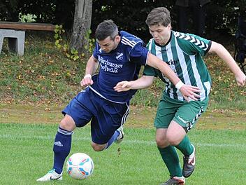 Geschickt setzt der Arnshäuser Tobias Ehrenberg (links) seinen Körper ein im Laufduell mit dem Oerlenbacher Stefan Brand. Foto: Hopf