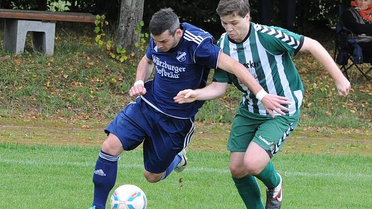 Geschickt setzt der Arnshäuser Tobias Ehrenberg (links) seinen Körper ein im Laufduell mit dem Oerlenbacher Stefan Brand. Foto: Hopf