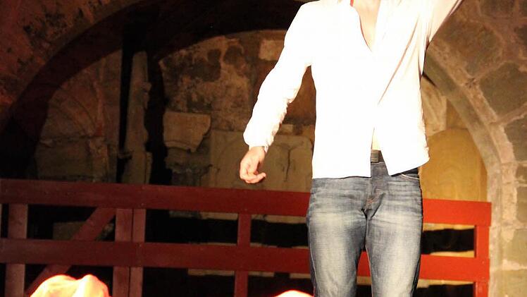 Romeo kann den scheinbaren Tod seiner Frau Julia nicht verwinden und trinkt Gift. Foto: Katharina Müller-Sanke