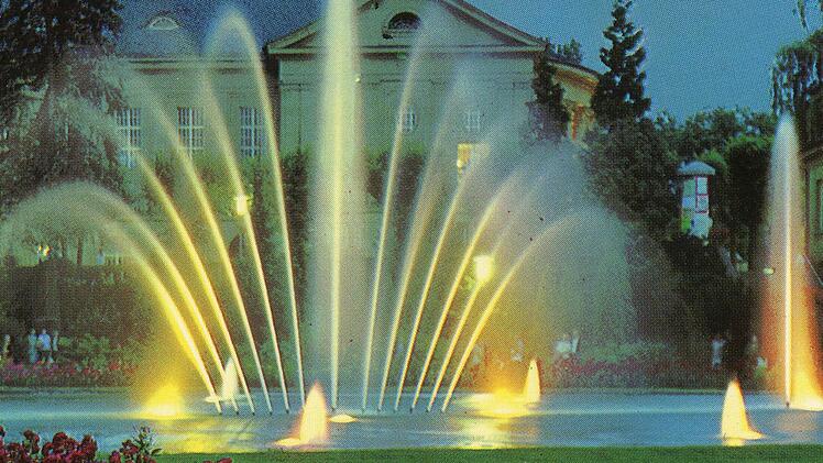 Das Minimum, was der neue Springbrunnen im Rosengarten bieten muss, sind ein Becken in der bisherigen Form und der gewohnte Fontänenfächer mit farbig beleuchtbaren Strahlen.  Foto: Archiv
