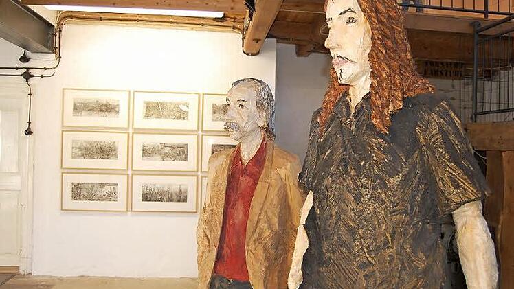 Zwei Skulpturen von Clemens Heinl. An der Wand sind Radierungen von Rainer Funk zu sehen.  Foto: pr