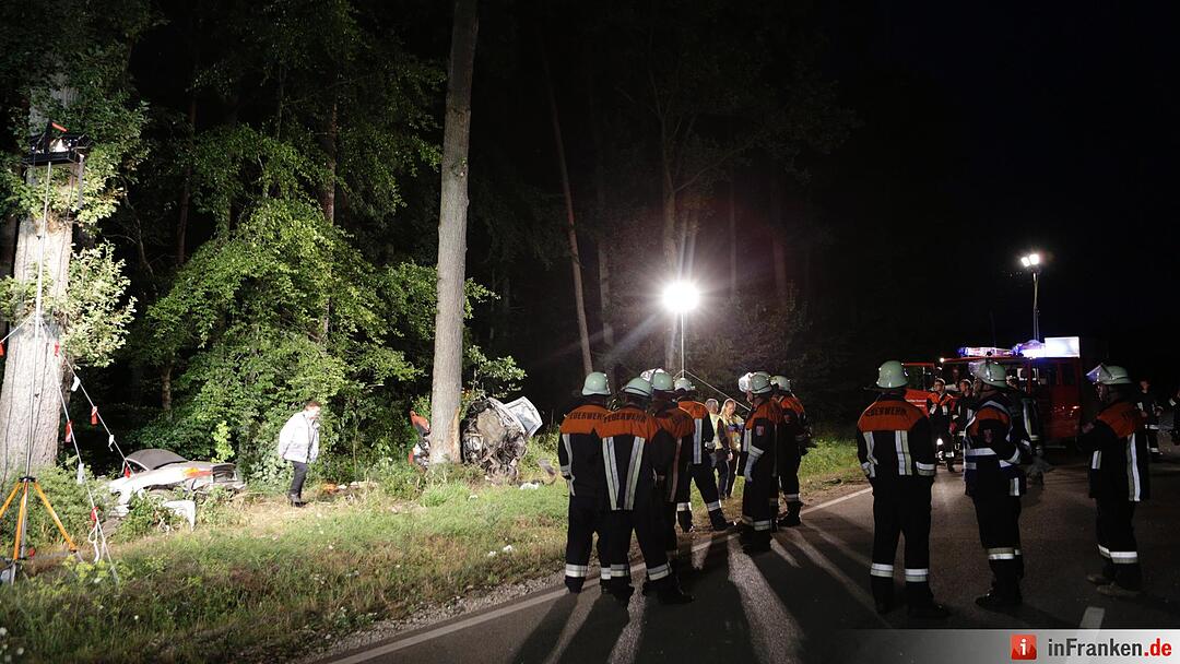 Porsche schleudert in Waldstueck und zerreisst in zwei Teile - Fahrer tot