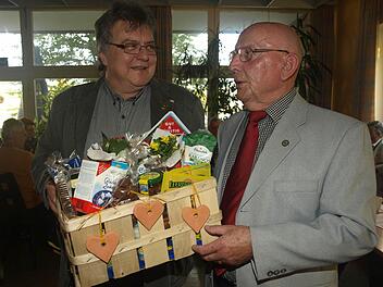 Zehn Jahre führte Helmut Morper (rechts) die Kassengeschäfte der BGS-Kameradschaft Oerlenbach und organisierte die jährlichen Ausflüge. Für diese Aufgabe kandidierte er nicht mehr. Ihm dankte im Namen der Mitglieder Vorsitzender Roland Lutz (links). Foto: Stefan Geiger