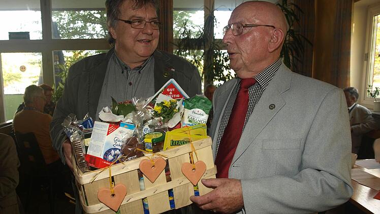 Zehn Jahre führte Helmut Morper (rechts) die Kassengeschäfte der BGS-Kameradschaft Oerlenbach und organisierte die jährlichen Ausflüge. Für diese Aufgabe kandidierte er nicht mehr. Ihm dankte im Namen der Mitglieder Vorsitzender Roland Lutz (links). Foto: Stefan Geiger