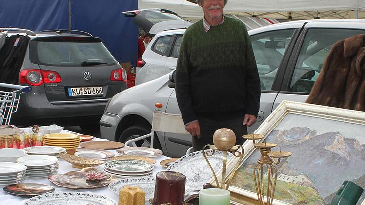 Auch auf dem Real-Parkplatz gab es Rares für Bares. Wolfgang Wagner konzentriert sich auf altes Geschirr und alte Bücher.