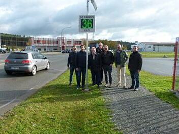 Sie sind stolz auf die Neuinstallation einer der Geschwindigkeitsanzeigen (von links): Christian Ethner, Thomas Grebner, Joachim Baumann, Peter Hauschild, André Baumann, Markus Mönch, Walter Bott. Foto: Lothar Weidner