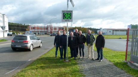 Sie sind stolz auf die Neuinstallation einer der Geschwindigkeitsanzeigen (von links): Christian Ethner, Thomas Grebner, Joachim Baumann, Peter Hauschild, André Baumann, Markus Mönch, Walter Bott. Foto: Lothar Weidner