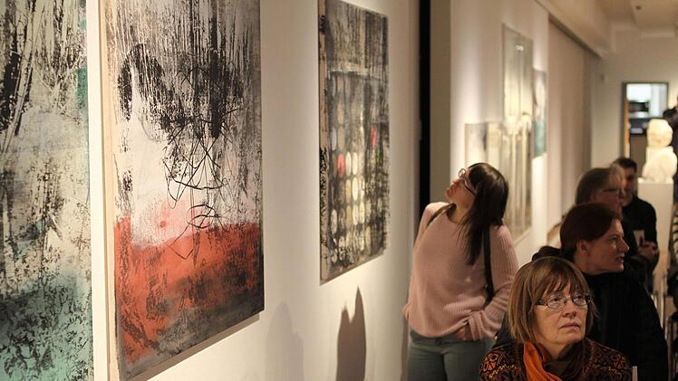 Die Besucher der Ausstellungseröffnung "Bildraum Raumbild" sind von den künstlerischen Werken angetan. Foto: Michael Wunder