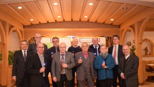 Die Pfarrgemeinden im Altlandkreis Bad Brückenau feierten die Entsendung der ersten Wortgottesdienstbeauftragten vor 25 Jahren (von links):  Domkapitular Helmut Gabel, Ludwig Wehner (Dreistelz/Modlos), Oliver Kirchner (Oberbach), Siegfried Klug (Modlos), Bruno Weigand (Riedenberg), Richard Baus (Mitgenfeld), Alois Heil (Breitenbach), Stefan Helfrich (Weißenbach), Mechtild Breitenbach (Oberbach),  Bernhard Hopf (Referent für das Liturgiereferat im Bistum Würzburg) und Pfarrer  Armin Haas (PG O...