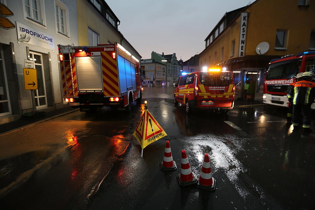 Innenstadt von Arzberg nach Starkregen unter Wasser