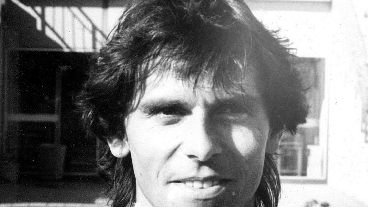 Das Trikot der SpVgg Bayreuth aus der Saison 1987/88 ist Jürgen Ranks Lieblingstrikot, hier getragen von Rüdiger Scheler.  Foto: Mularczyk