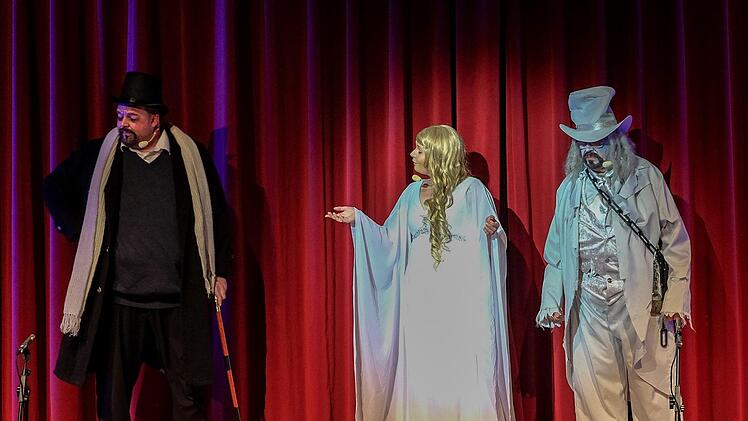 Von links Benjamin Baier (Scrooge), Nancy Baier (Engel) und  Hans Kaufmann (Marley)K.-H. Hofmann